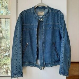 Stylish Blue Denim Jacket with Zippered Pockets